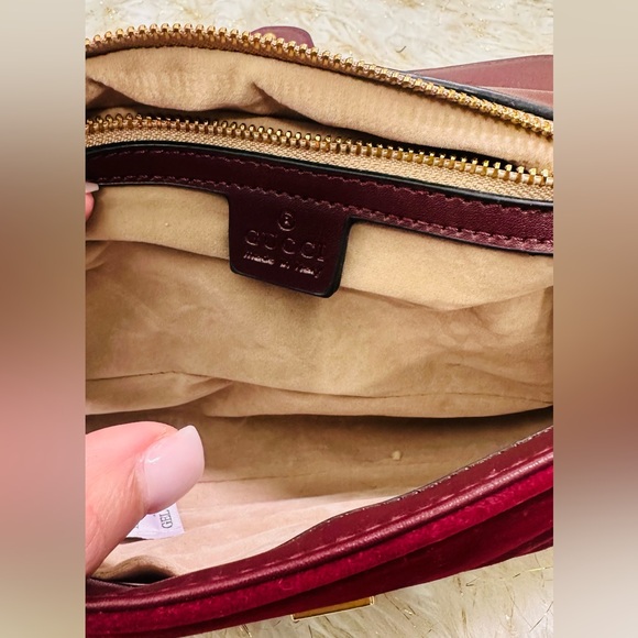 Luxurious Velvet Crossbody Bag with Gold Chain - Picture 4 of 4